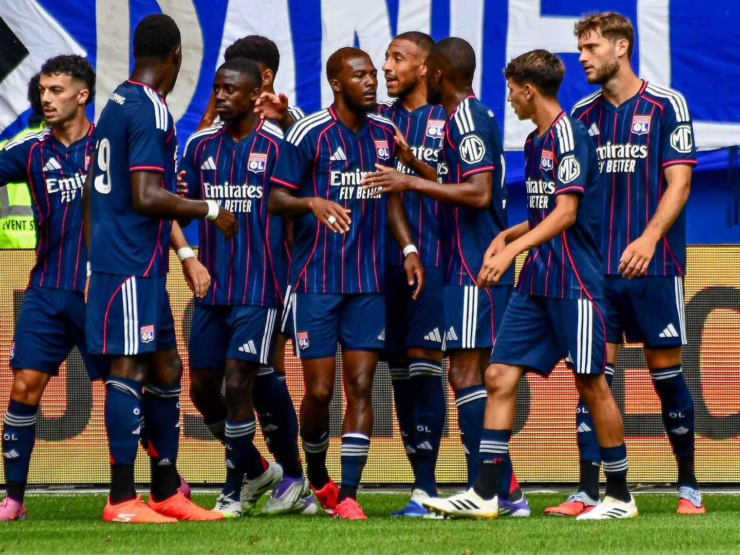 一竞技网站包含今夜里昂内部沟通——法甲节点到来，质疑声仍在，赛季目标并未改变的词条